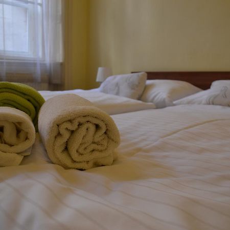 פראג Hotel U Dvou Zlatych Klicu מראה חיצוני תמונה