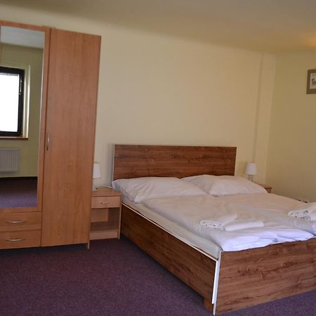 פראג Hotel U Dvou Zlatych Klicu מראה חיצוני תמונה