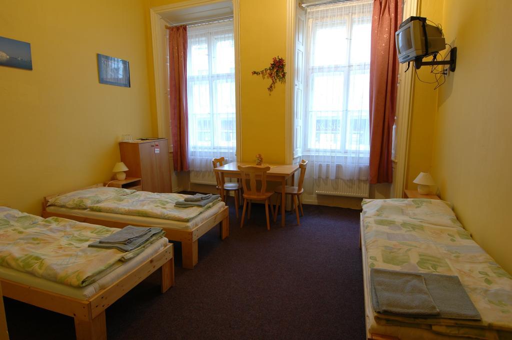 פראג Hotel U Dvou Zlatych Klicu מראה חיצוני תמונה