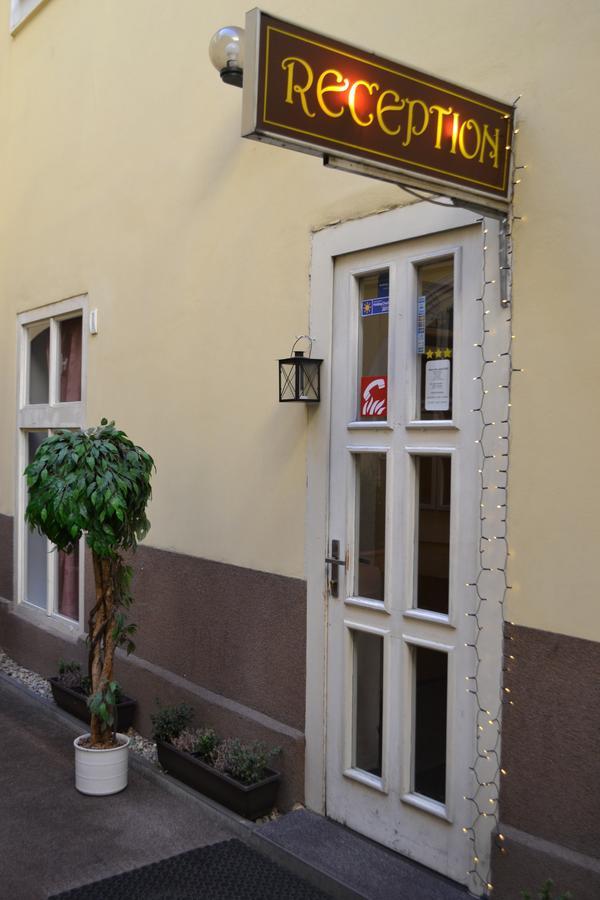 פראג Hotel U Dvou Zlatych Klicu מראה חיצוני תמונה