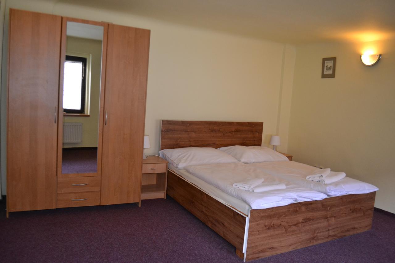 פראג Hotel U Dvou Zlatych Klicu מראה חיצוני תמונה