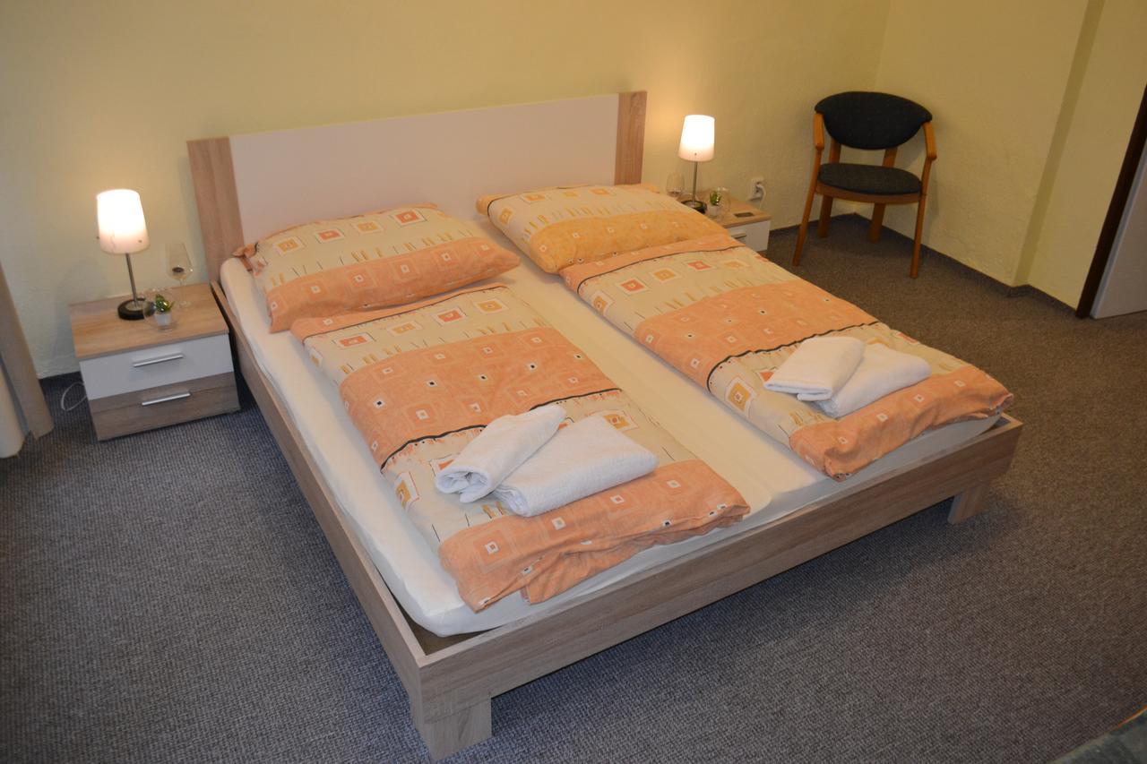פראג Hotel U Dvou Zlatych Klicu מראה חיצוני תמונה