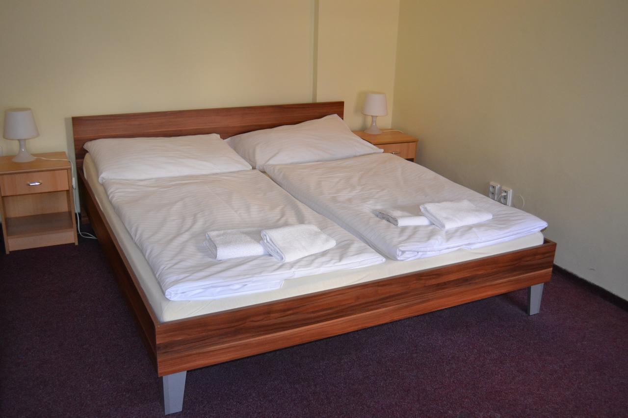 פראג Hotel U Dvou Zlatych Klicu מראה חיצוני תמונה