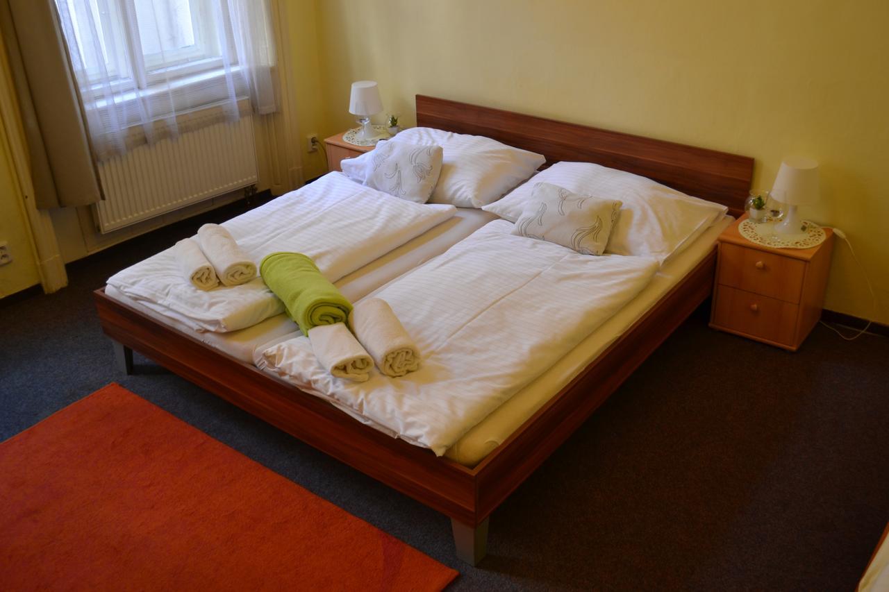 פראג Hotel U Dvou Zlatych Klicu מראה חיצוני תמונה