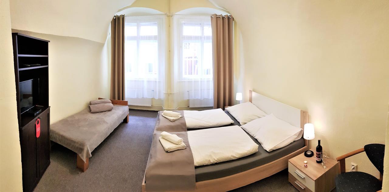 פראג Hotel U Dvou Zlatych Klicu מראה חיצוני תמונה
