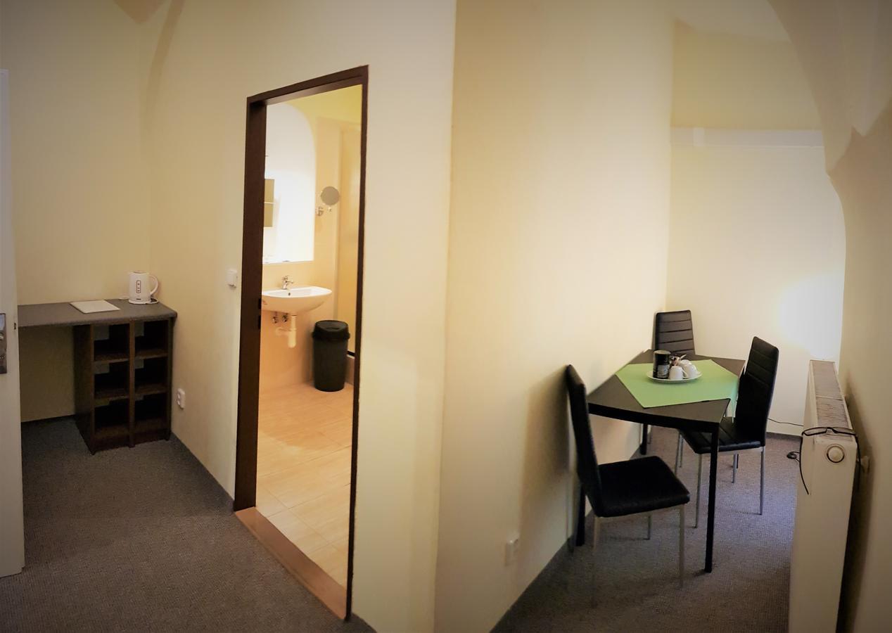 פראג Hotel U Dvou Zlatych Klicu מראה חיצוני תמונה