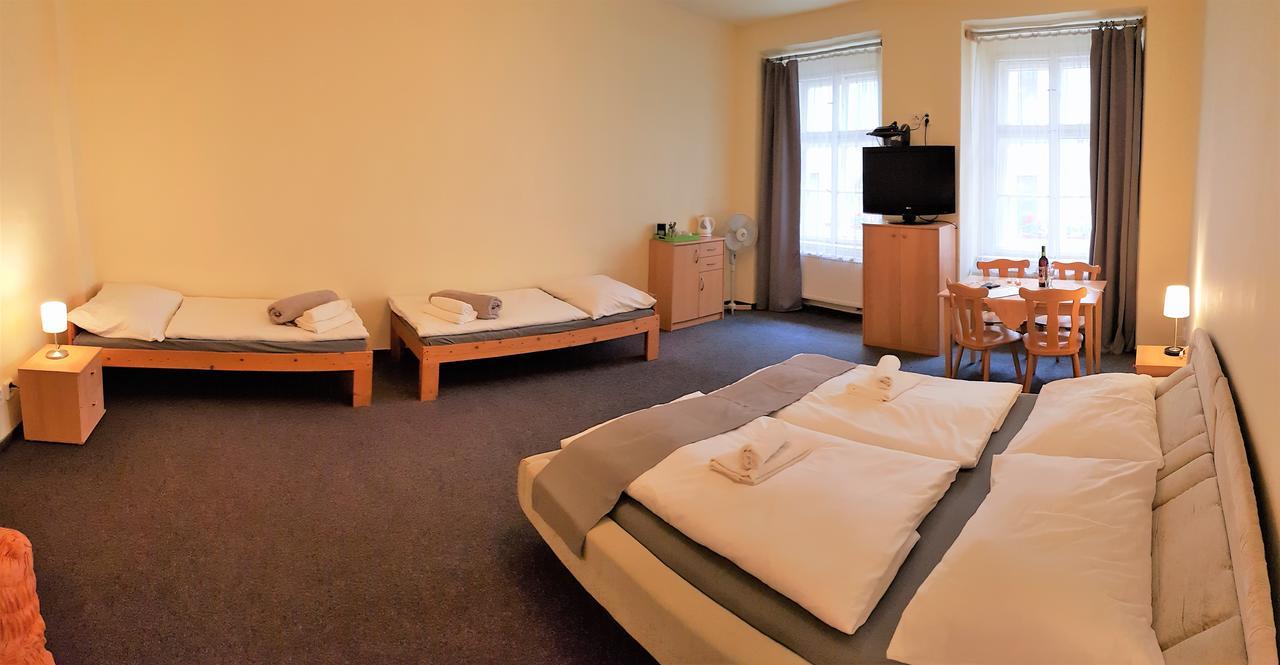 פראג Hotel U Dvou Zlatych Klicu מראה חיצוני תמונה