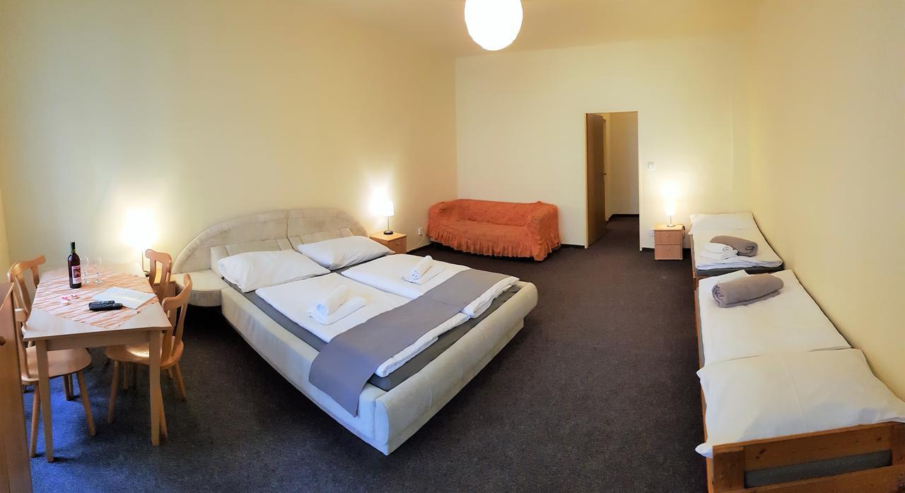 פראג Hotel U Dvou Zlatych Klicu מראה חיצוני תמונה