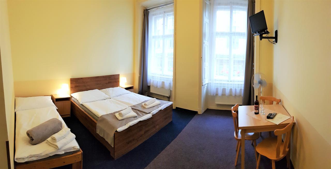 פראג Hotel U Dvou Zlatych Klicu מראה חיצוני תמונה