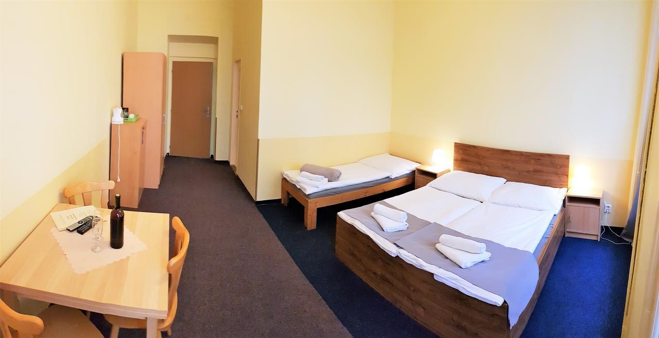 פראג Hotel U Dvou Zlatych Klicu מראה חיצוני תמונה