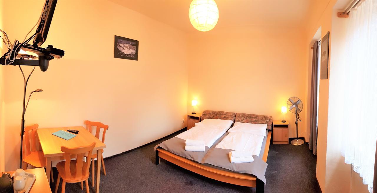 פראג Hotel U Dvou Zlatych Klicu מראה חיצוני תמונה