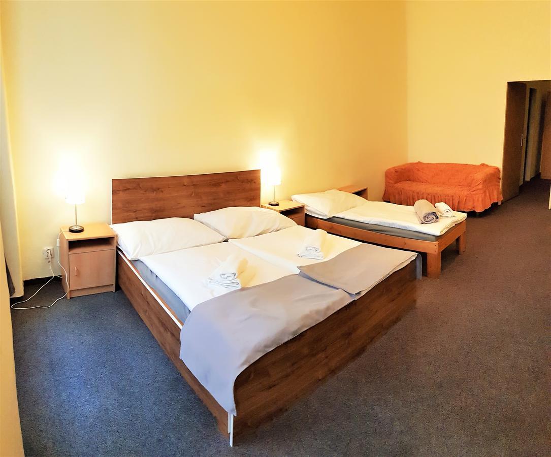 פראג Hotel U Dvou Zlatych Klicu מראה חיצוני תמונה