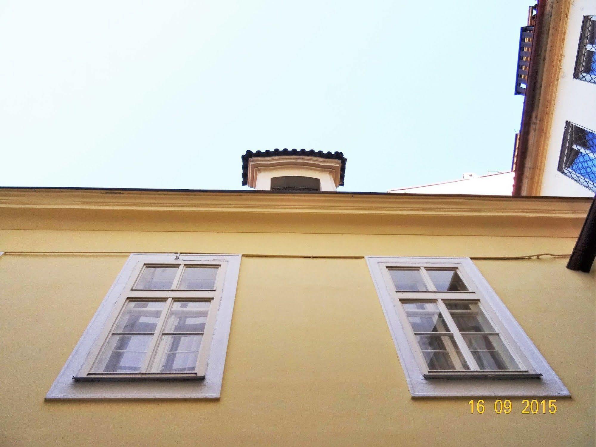 פראג Hotel U Dvou Zlatych Klicu מראה חיצוני תמונה