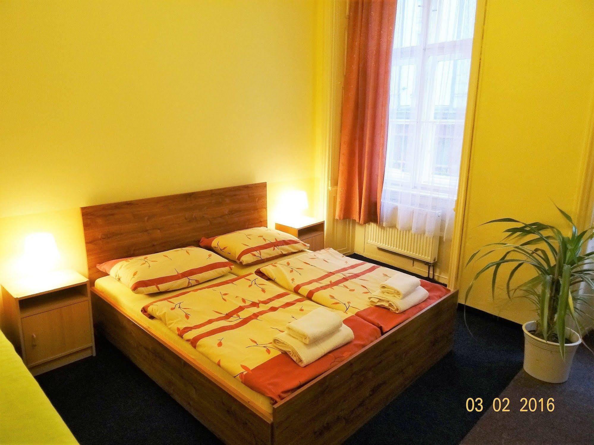 פראג Hotel U Dvou Zlatych Klicu מראה חיצוני תמונה