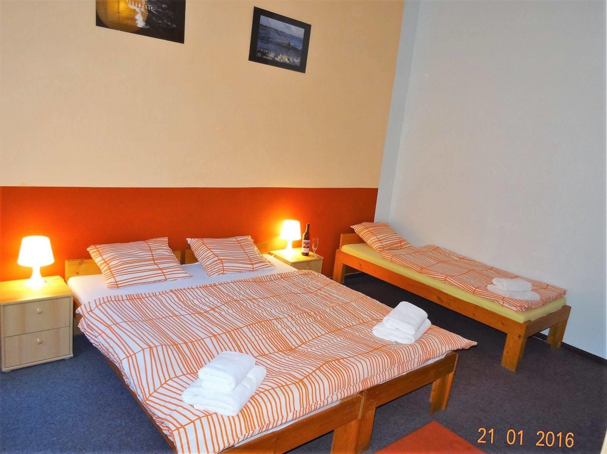 פראג Hotel U Dvou Zlatych Klicu מראה חיצוני תמונה