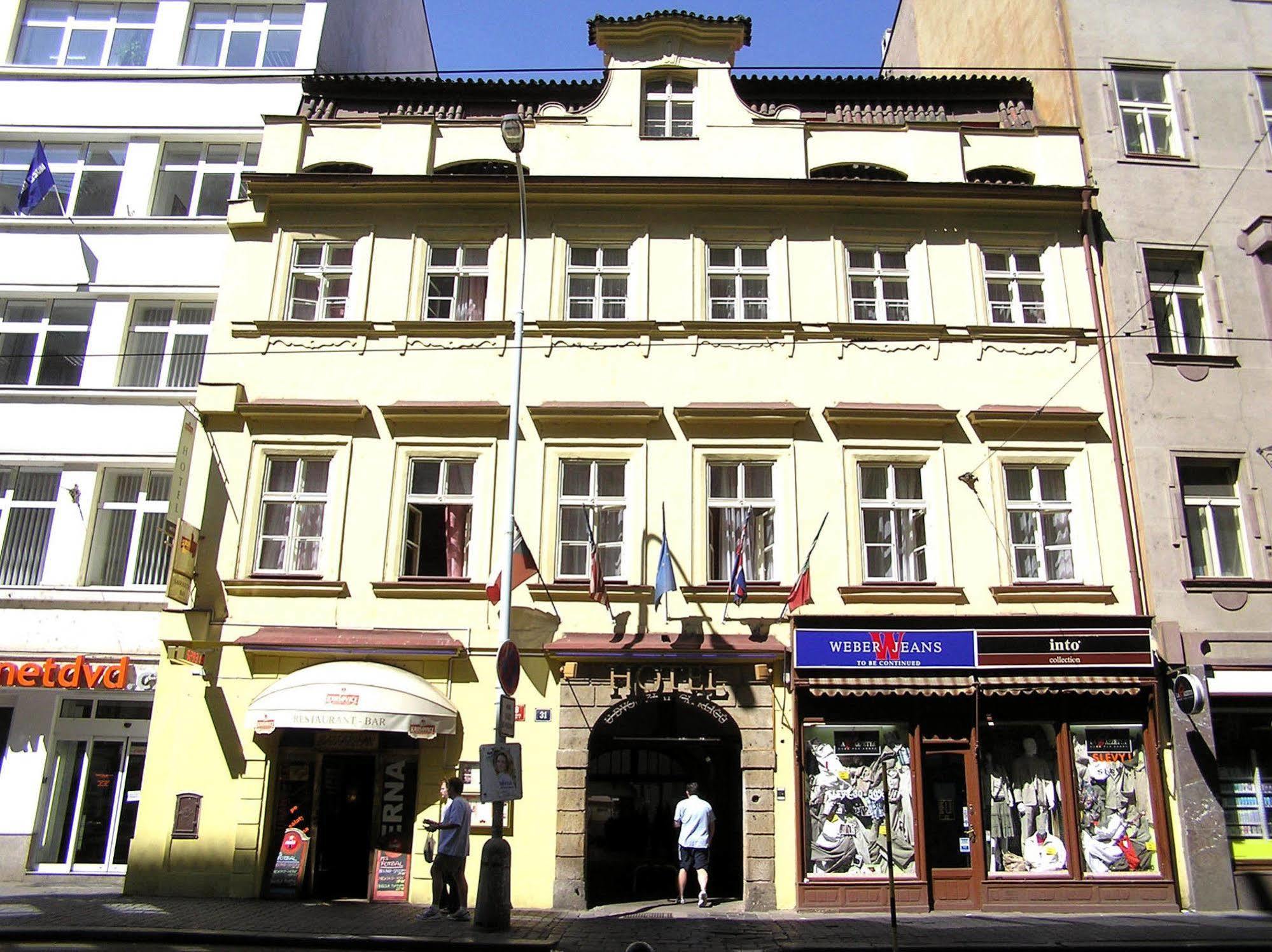 פראג Hotel U Dvou Zlatych Klicu מראה חיצוני תמונה